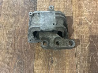 bontott VW PASSAT B6 Motor Tartó Bak Jobb