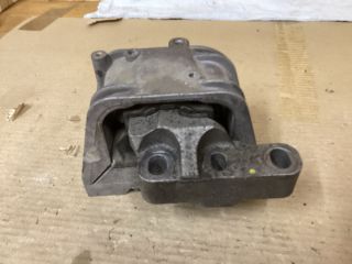 bontott VW PASSAT B6 Motor Tartó Bak Jobb