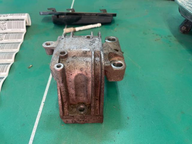 bontott VW PASSAT B6 Motor Tartó Bak Jobb