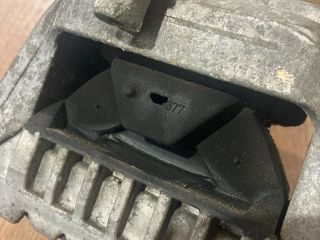 bontott VW PASSAT B6 Motor Tartó Bak Jobb