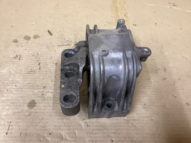 bontott VW PASSAT B6 Motor Tartó Bak Jobb
