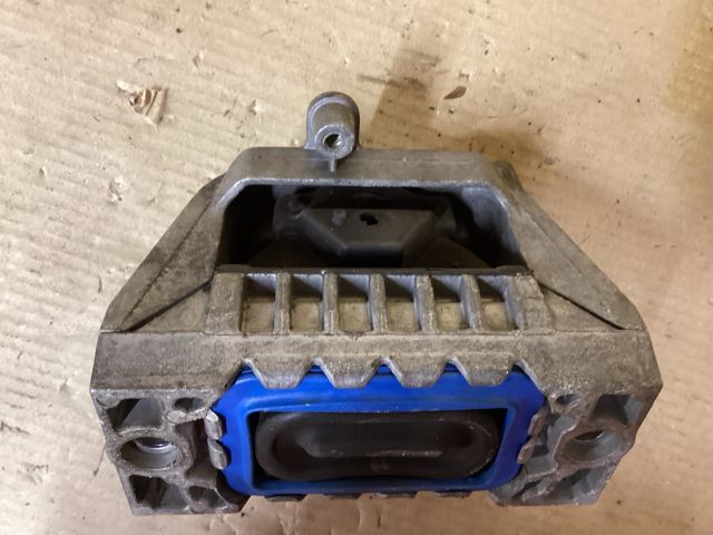 bontott VW PASSAT B6 Motor Tartó Bak Jobb