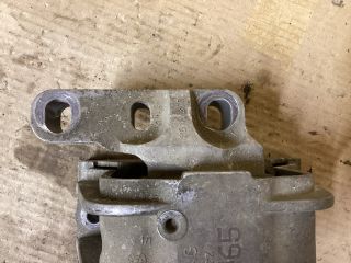 bontott VW PASSAT B6 Motor Tartó Bak Jobb