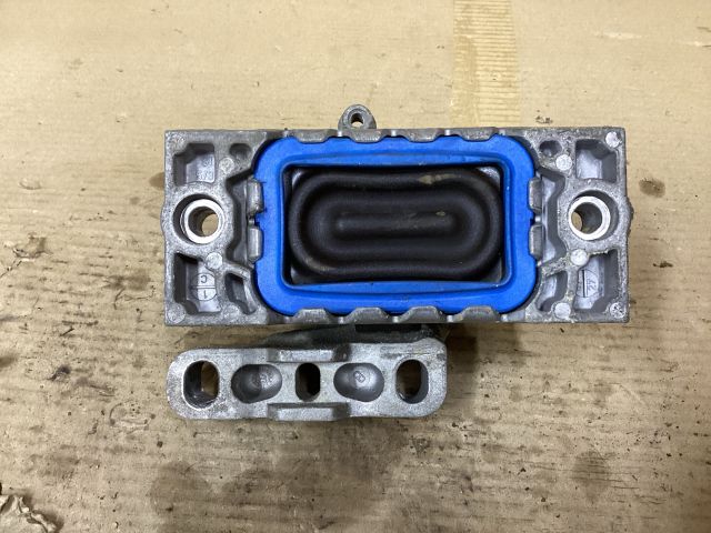 bontott VW PASSAT B6 Motor Tartó Bak Jobb