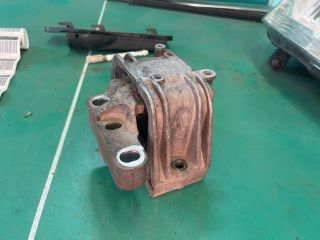 bontott VW PASSAT B6 Motor Tartó Bak Jobb