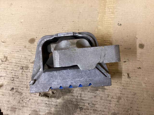 bontott VW PASSAT B6 Motor Tartó Bak Jobb