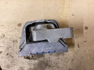 bontott VW PASSAT B6 Motor Tartó Bak Jobb