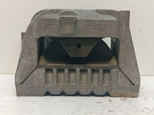 bontott VW PASSAT B6 Motor Tartó Bak Jobb