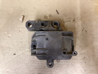 bontott VW PASSAT B6 Motor Tartó Bak Jobb