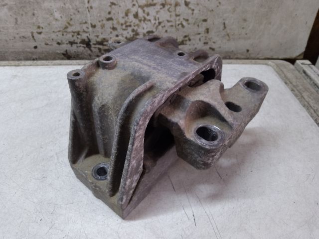 bontott VW PASSAT B6 Motor Tartó Bak Jobb