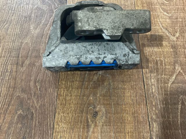 bontott VW PASSAT B6 Motor Tartó Bak Jobb