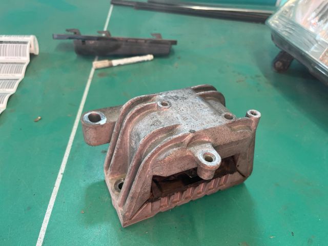 bontott VW PASSAT B6 Motor Tartó Bak Jobb