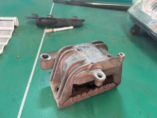 bontott VW PASSAT B6 Motor Tartó Bak Jobb