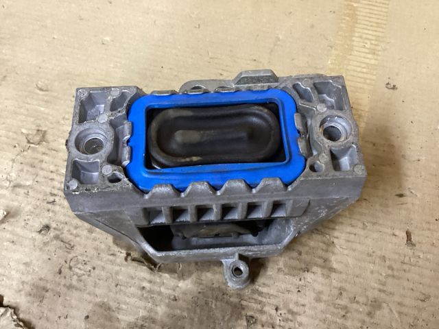 bontott VW PASSAT B6 Motor Tartó Bak Jobb