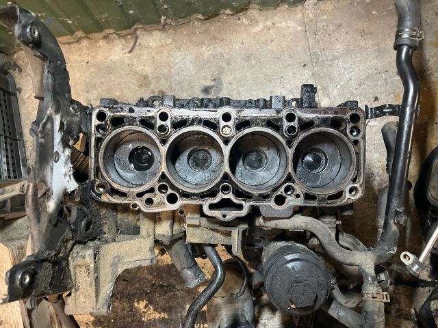 bontott VW PASSAT B6 Motorblokk (Fűzött)