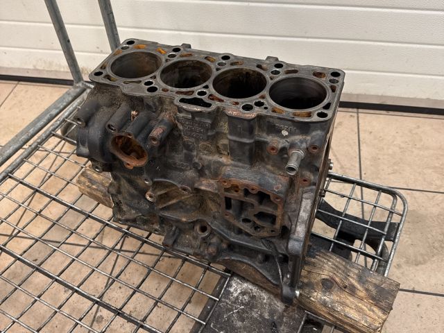 bontott VW PASSAT B6 Motorblokk (Fűzött)