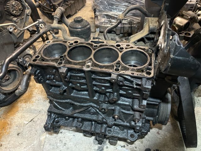 bontott VW PASSAT B6 Motorblokk (Fűzött)