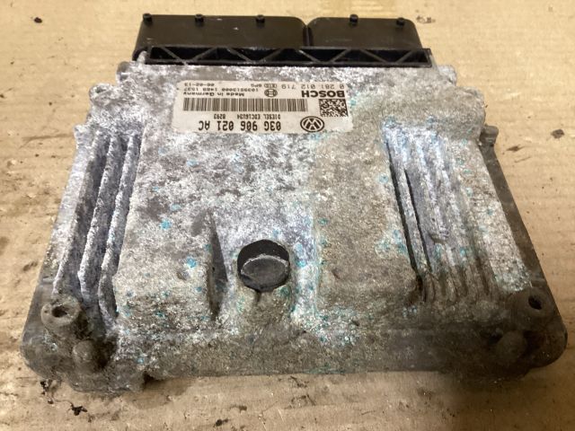 bontott VW PASSAT B6 Motorvezérlő