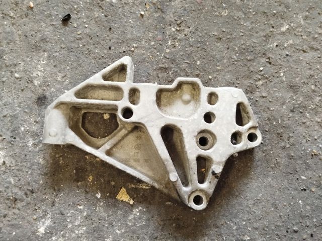 bontott VW PASSAT B6 Motor Tartó Bak Bal