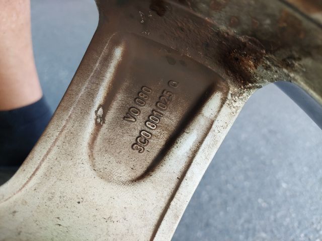 bontott VW PASSAT B6 Alufelni Szett Gumival