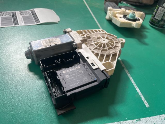 bontott VW PASSAT B6 Bal első Ablakemelő Motor