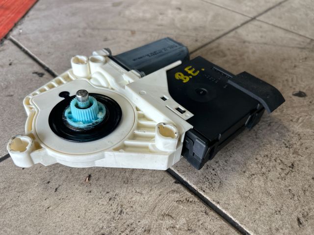 bontott VW PASSAT B6 Bal első Ablakemelő Motor