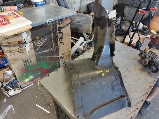 bontott VW PASSAT B6 Bal első Dobbetét (Kerékjárati, Műanyag)