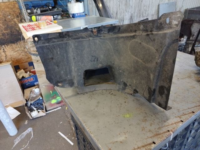 bontott VW PASSAT B6 Bal első Dobbetét (Kerékjárati, Műanyag)