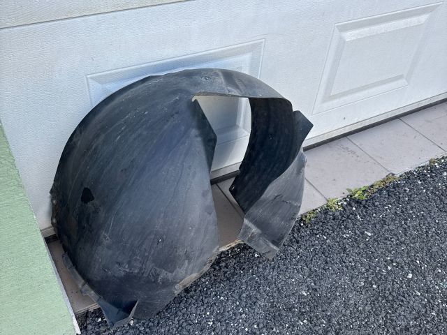 bontott VW PASSAT B6 Bal első Dobbetét (Kerékjárati, Műanyag)