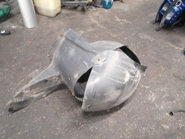 bontott VW PASSAT B6 Bal első Dobbetét (Kerékjárati, Műanyag)