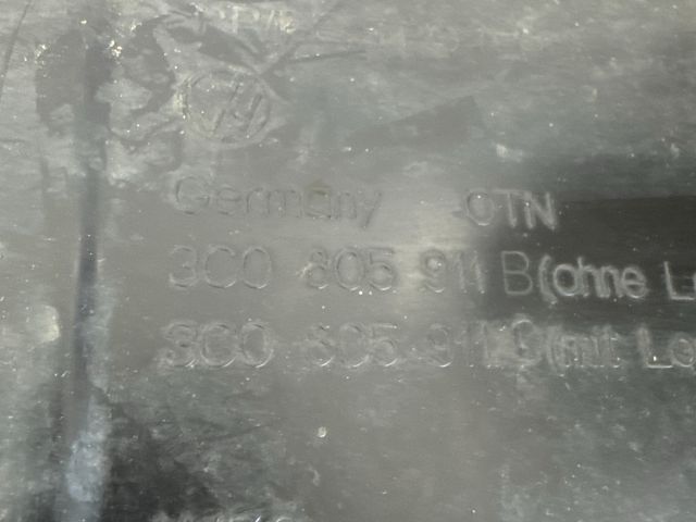 bontott VW PASSAT B6 Bal első Dobbetét (Kerékjárati, Műanyag)