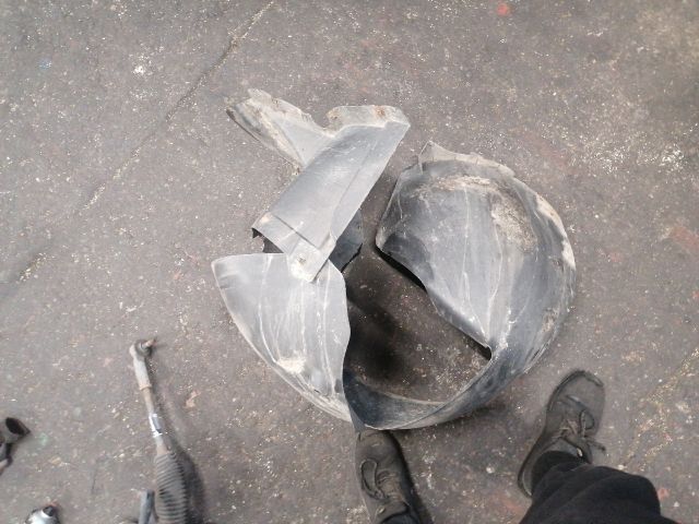 bontott VW PASSAT B6 Bal első Dobbetét (Kerékjárati, Műanyag)