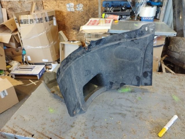 bontott VW PASSAT B6 Bal első Dobbetét (Kerékjárati, Műanyag)