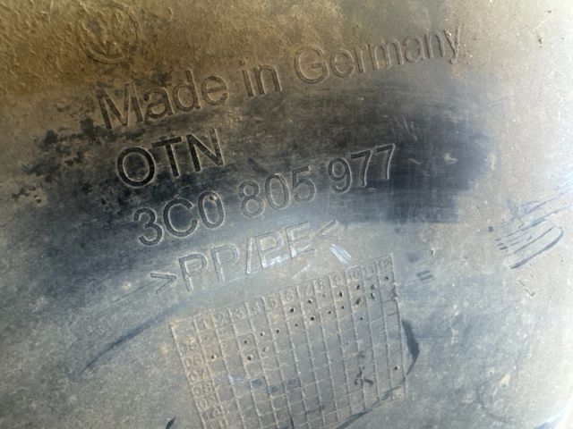 bontott VW PASSAT B6 Bal első Dobbetét (Kerékjárati, Műanyag)