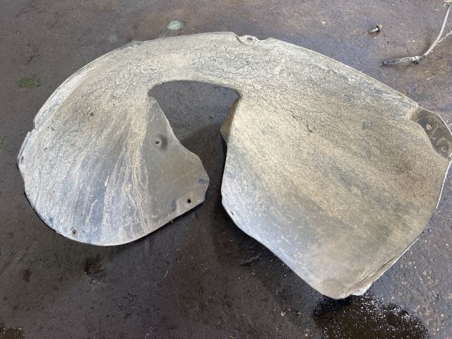 bontott VW PASSAT B6 Bal első Dobbetét (Kerékjárati, Műanyag)