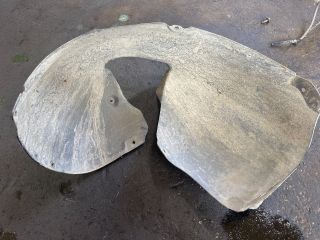 bontott VW PASSAT B6 Bal első Dobbetét (Kerékjárati, Műanyag)