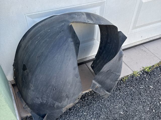 bontott VW PASSAT B6 Bal első Dobbetét (Kerékjárati, Műanyag)