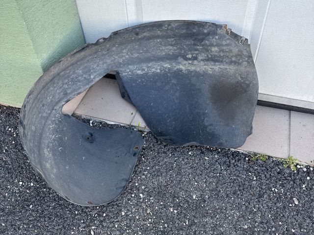 bontott VW PASSAT B6 Bal első Dobbetét (Kerékjárati, Műanyag)