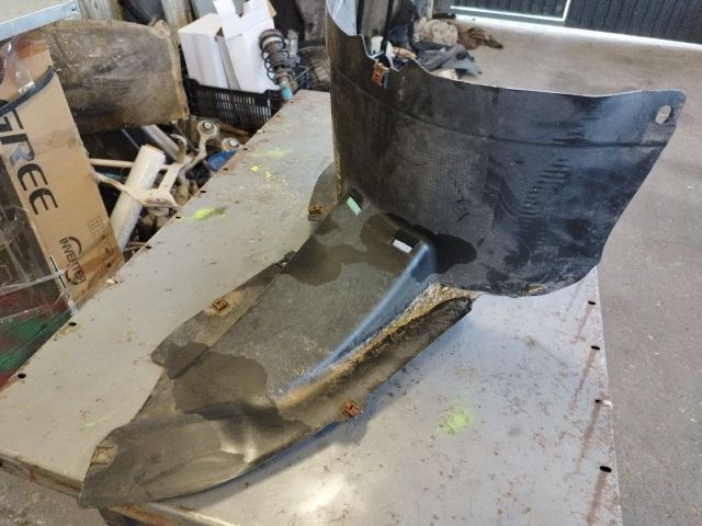 bontott VW PASSAT B6 Bal első Dobbetét (Kerékjárati, Műanyag)