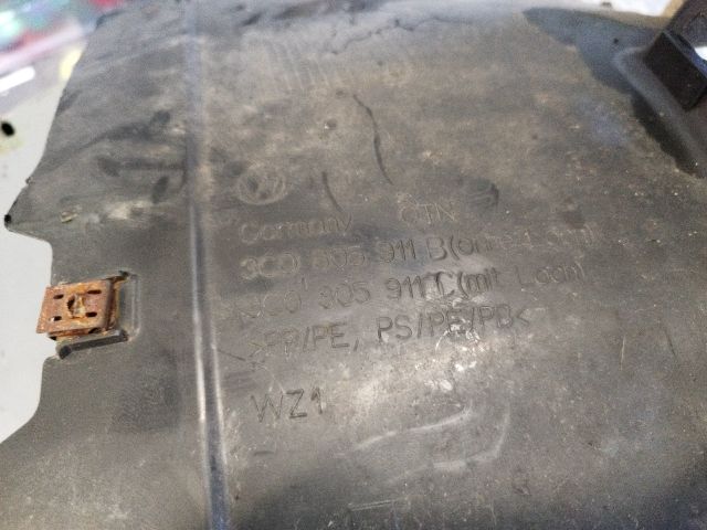 bontott VW PASSAT B6 Bal első Dobbetét (Kerékjárati, Műanyag)