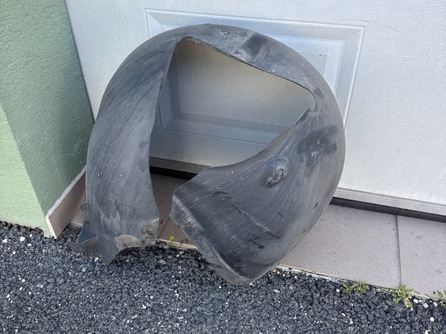 bontott VW PASSAT B6 Bal első Dobbetét (Kerékjárati, Műanyag)