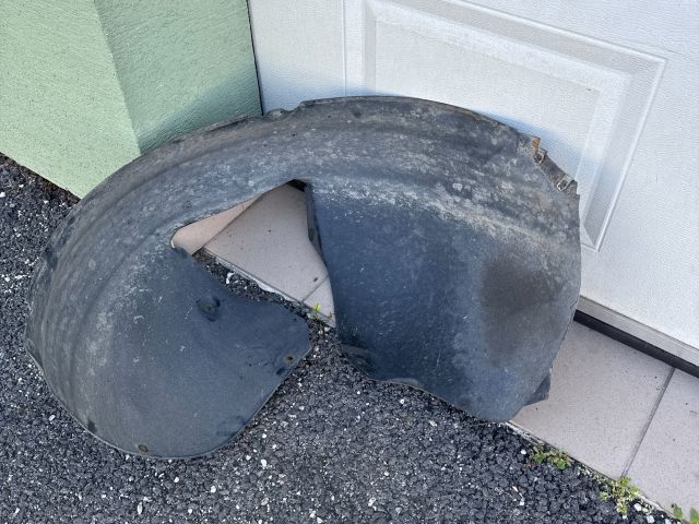 bontott VW PASSAT B6 Bal első Dobbetét (Kerékjárati, Műanyag)