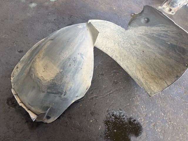 bontott VW PASSAT B6 Bal első Dobbetét (Kerékjárati, Műanyag)