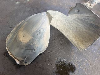 bontott VW PASSAT B6 Bal első Dobbetét (Kerékjárati, Műanyag)