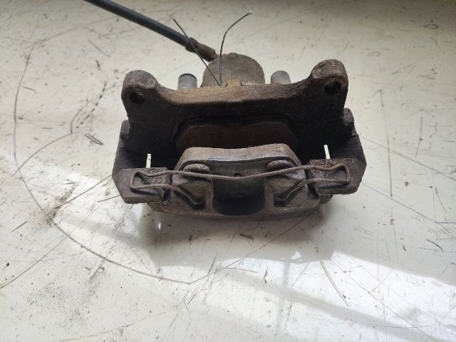 bontott VW PASSAT B6 Bal első Féknyereg Munkahengerrel