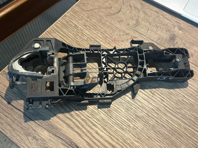 bontott VW PASSAT B6 Bal első Külső Kilincsfészek