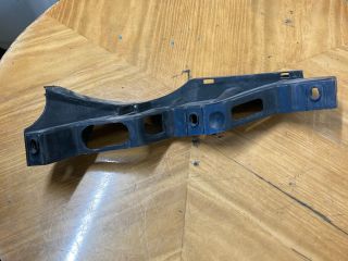 bontott VW PASSAT B6 Bal első Lökhárító Tartó (Műanyag)