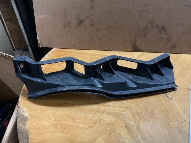 bontott VW PASSAT B6 Bal első Oldal Lökhárító Tartó (Műanyag)