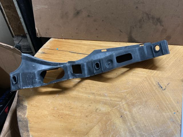 bontott VW PASSAT B6 Bal első Oldal Lökhárító Tartó (Műanyag)