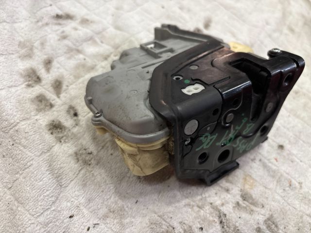 bontott VW PASSAT B6 Bal első Zárbetét